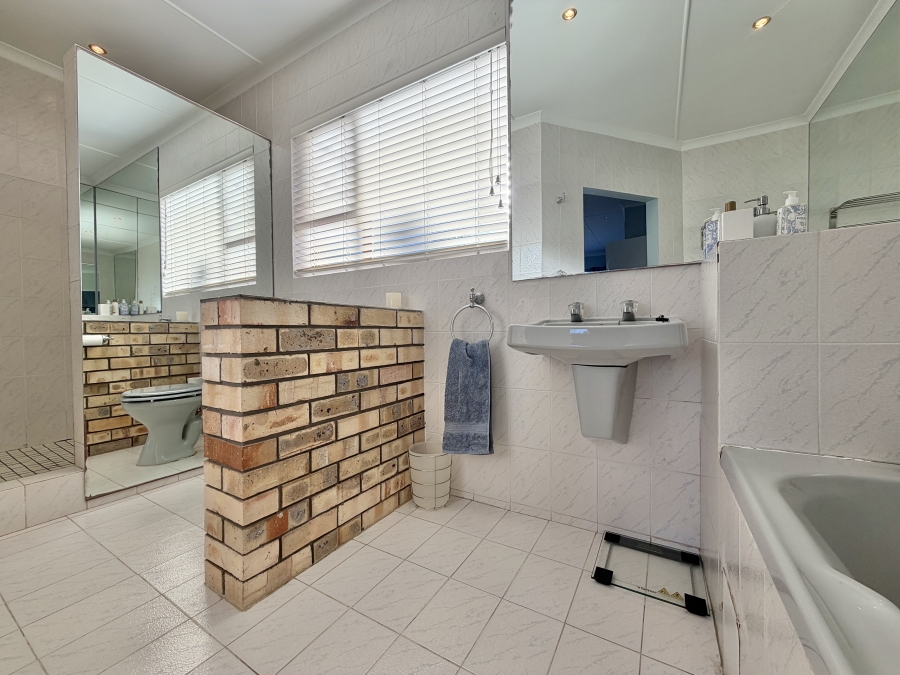 3 Bedroom Property for Sale in Wavecrest Eastern Cape
